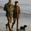 Hoàng tử Willam và Công nương Katherine với chú cún cưng tại bãi biển ở Anglesey, xứ Wales. (Nguồn: Internet) 