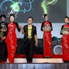Nhà thiết kế Nhật Dũng và các người mẫu trình diễn bộ sưu tạp áo dài Rồng thiêng ngàn năm. (Nguồn: Internet)