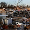Cảnh tàn phá sau lốc xoáy tràn qua Harrisburg, bang Illinois. (Nguồn: AFP/TTXVN)