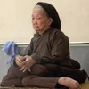 bà Nguyễn Thị Định với mái tóc dài hơn 5m bọc trong túi vải. (Ảnh: Hưng Thịnh/Vietnam+)