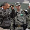 Ông Obama dùng ống nhòm quan sát Triều Tiên từ Đài quan sát Ouellette tại khu phi quân sự gần Panmunjom. (Nguồn: AFP)
