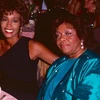 Whitney Houston và mẹ. (Nguồn: Internet)