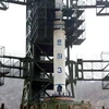 Các kỹ sư Triều Tiên kiểm tra tên lửa Unha-3 tại trung tâm vũ trụ Tangachai -ri ngày 8-4. (Nguồn: Internet)