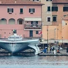 Du thuyền Planetsolar neo tại cảng Portoferraio, Isola d'Elba, thuộc Italia, ngày 30/4. AFP-TTXVN