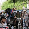 Chú gấu trên xe ba gác lưu thông trên đường rất thoải mái. (Ảnh: Hoàng Tuấn/Vietnam+)