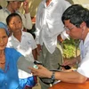 Khám và hội chẩn cho người dân mắc hội chứng viêm da dày sừng lòng bàn tay, bàn chân tại huyện Ba Tơ, Quảng Ngãi. (Ảnh: Thanh Long/TTXVN