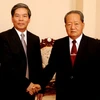 Phó Thủ tướng Asang Laoli đón tiếp Bộ trưởng Nguyễn Minh Quang. (Ảnh: Hoàng Chương/Vietnam+) 