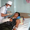 Anh Chánh đang được điều trị tại Bệnh viện Đa khoa Lai Châu. (Ảnh: Nguyễn Công Hải/TTXVN)