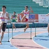 Các vận động viên thi chung kết vượt rào 400m nam. (Ảnh: Mạnh Linh/TTXVN)