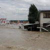 Cảnh ngập lụt trên các đường phố ở Krymsk. AFP-TTXVN