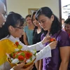 Nghi thức bông hồng cài áo tại lễ Vu Lan chùa Quảng Phước Thái Lan. (Ảnh: Minh Hưởng/Vietnam+)