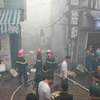 Lực lượng PCCC nỗ lực dập hỏa hoạn tại dãy nhà gỗ trên đường Hồng Hà, phường Chương Dương. (Ảnh: Doãn Tuấn/TTXVN)