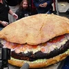 Một chiếc hamburger khổng lồ nặng 267,6kg do các đầu bếp làm năm 2010 tại Nhật Bản. Ảnh minh họa. (Nguồn: Google)