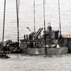 Cần cẩu vớt phần đuôi tàu PCC-772 Cheonan ngày 15/4/2010. (Ảnh: AFP/TTXVN) 