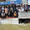 Người dân Thái Lan sơ tán khỏi các khu vực ngập lụt ở quận Bang-phlat, thủ đô Bangkok ngày 25/10/2011. (Nguồn: THX/TTXVN)