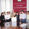 Đoàn công tác Ban Bí thư Trung ương Đảng và đảng viên Đảng bộ Sứ quán Việt Nam tại Bỉ quyên góp ủng hộ nạn nhân chất độc da cam. (Ảnh: Thái Vân/Brussels)