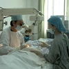 Các bác sỹ Việt Nam phẫu thuật thay thủy tinh thể cho bệnh nhân nghèo Campuchia. (Ảnh: Chí Hùng/Vietnam+)