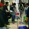 Đại diện công ty Topla Hitech trao tiền và vé máy bay cho các lao động. (Nguồn: BQL lao động Việt Nam tại Malaysia)