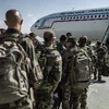 Binh sỹ Pháp tại Afganistan lên máy bay về nước ngày 29/9. (Nguồn: AFP/TTXVN)