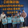 "Cô Gái Hà Lan" tặng quà cho học sinh nghèo trong Lễ khởi công xây trường Đèn Đom Đóm tại xã Iapiar.