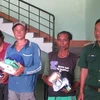 Bộ đội biên phòng Bình Định tặng quần áo và đồ dùng cá nhân cho ba ngư dân Philippines gặp nạn trên biển. (Nguồn: tuoitre.vn) 