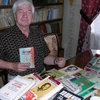 Tiến sĩ sử học E. Côbelép với những cuốn sách ông viết về Chủ tịch Hồ Chí Minh và Việt Nam. (Ảnh: Nguyễn Đăng Phát/Vietnam+)