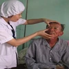 Bệnh nhân được kiểm tra thị lực trước khi phẫu thuật tại Trung tâm Mắt. (Nguồn: soytehatinh.gov.vn)