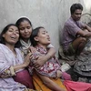 Gia đình một nạn nhân trong một vụ cháy gần đây ở Dhaka. (Ảnh: Reuters)