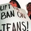 Các học sinh phản đối lệnh cấm mặc quần jean tại New Delhi. (Nguồn: bangkokpost.com)