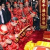 Các vị cao niên phường Lộc Vượng thực hiện nghi thức khai ấn Đền Trần. (Ảnh: Thế Duyệt/TTXVN)
