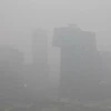 Các tòa nhà tại thành phố Bắc Kinh chìm trong sương mù ô nhiễm. (Ảnh: Tân Hoa Xã)