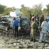 Cảnh sát và binh sỹ Cameroon bên chiếc xe của gia đình người Pháp bị bắt cóc ngày 19/2. (Nguồn: AFP)