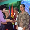 Phó Chủ tịch UBND Thành phố Hồ Chí Minh Nguyễn Thị Hồng tặng quà cho bà con Việt kiều nghèo ở thủ đô Phnom Penh. (Ảnh: Xuân Khu/Vietnam+)