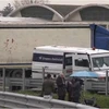Cảnh sát Italy điều tra tại hiện trường vụ cướp xe chở tiền táo bạo ngày 8/4. (Nguồn: AP)