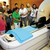Khách quốc tế tham quan cơ sở vật chất, trang thiết bị y tế tại một bệnh viện ở đảo Jeju. (Ảnh: Weekly Gong Gam) 