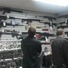 Khách hàng đang xem các loại súng trong một cửa hàng bán súng ở Mỹ. (Nguồn: AFP)
