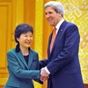 Tổng thống Hàn Quốc Park Geun-Hye (trái) và Ngoại trưởng John Kerry. (Nguồn: AFP/TTXVN)