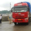 Xe ôtô Trung Quốc đi qua hệ thống phun dung dịch hóa chất khử trùng tự động tại Cửa khẩu Kim Thành - Lào Cai. (Nguồn: TTXVN)