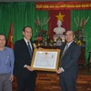 Đại sứ Ngô Đức Thắng trao tặng Huy chương kháng chiến hạng nhất cho gia đình ông Ninh Viết Minh, Việt kiều ở Bangkok. (Ảnh: Lê Minh Hưởng/Vietnam+)