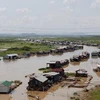 Lòng sông La Ngà - chi lưu của sông Đồng Nai bị thu hẹp do cạn kiệt nguồn nước. (Nguồn: TTXVN)