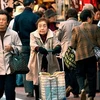Người già Nhật Bản tại một khu mua sắm ở Tokyo. (Ảnh: WSJ)