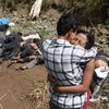 Thân nhân khóc thương những người bị nạn trong vụ tai nạn xe buýt làm 33 người chết tại Peru ngày 15/4. (Nguồn: AFP/TTXVN)