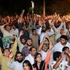 Những người ủng hộ ông Nawaz Sharif mừng chiến thắng tại thành phố Lahore. (Nguồn: AFP/TTXVN)