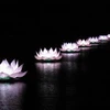 7 đóa sen khổng lồ tỏa sáng trên dòng sông Hương. (Ảnh: Quốc Việt/Vietnam+)