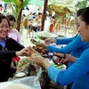 Khách tham quan và thưởng thức những món ăn đặc sản tại Liên hoan ẩm thực Đất phương Nam 2012. (Ảnh: Thế Anh/TTXVN)