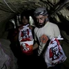 Một người buôn lậu mang món gà KFC tới Gaza. (Nguồn: DR) 