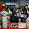 Người tiêu dùng mua sắm tại Hội chợ khuyến mại 2012 TP. HCM. (Ảnh/Thanh Vũ-TTXVN)