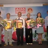 Ông Biswaroop Roy Chowhury, Tổng Giám đốc Tổ chức Kỷ lục châu Á trao bằng xác lập Kỷ lục châu Á cho 3 cá nhân và 1 tổ chức Việt Nam. (Ảnh: Huy Hiệp?Vietnam+)