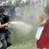 Cảnh sát thành phố Istanbul lập lại trật tự bằng vòi rồng. (Ảnh: Reuters)