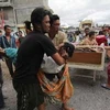 Đưa nạn nhân bị thương trong trận động đất đi cấp cứu ở bệnh viện tại Aceh. AFP-TTXVN